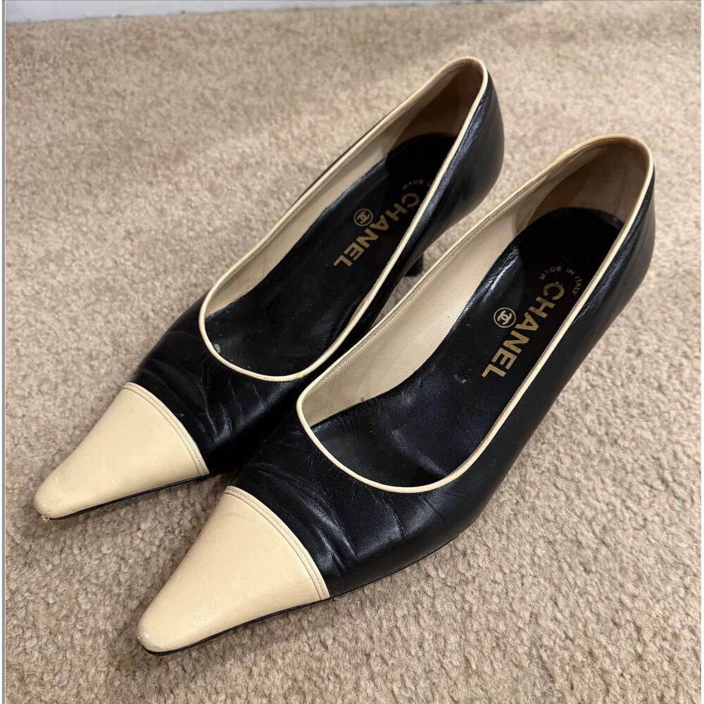 CHANEL Pumps 37.5 Black Beige Leather Cap Toe Pointed Kitten Heel Made Italy - Picture 11 of 14